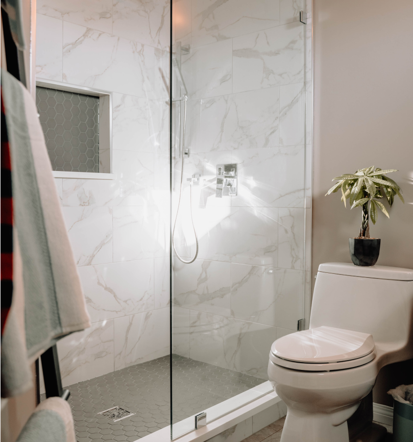 Modern bathroom with quartz shower walls, installed by Granite Gomez.